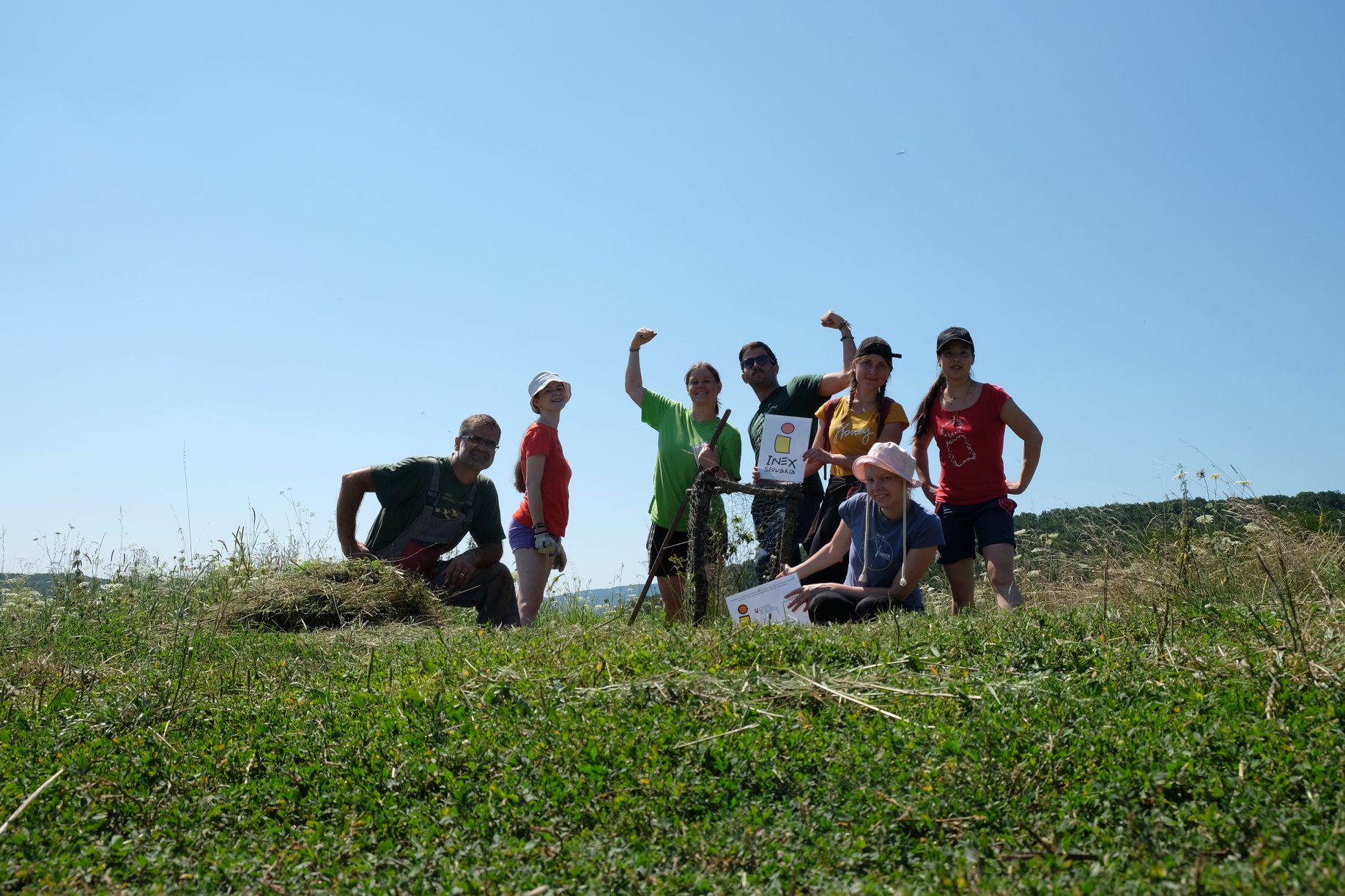 skupina ľudí na medzinárodnom dobrovoľníckom tábore na Slovensku